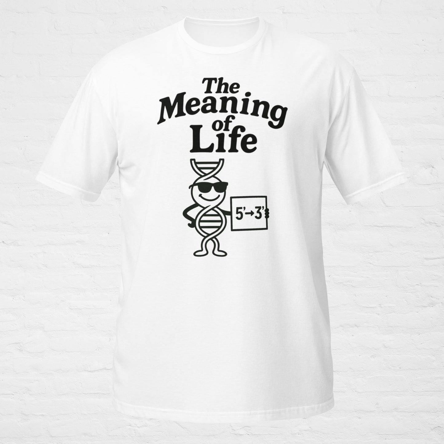 Camiseta branca com estampa “The Meaning of Life” e desenho de DNA com óculos escuros apontando para sequência 5’→3’.